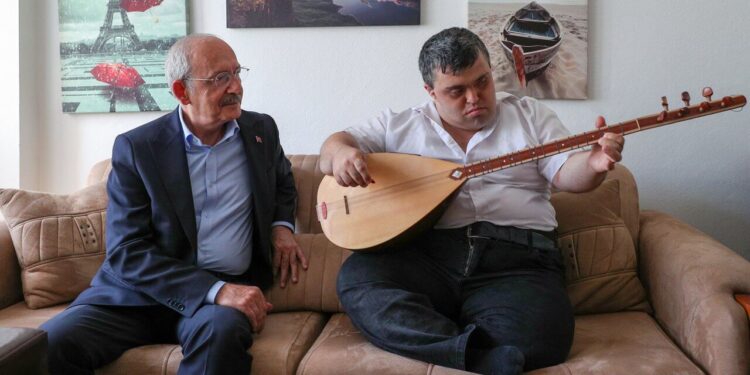 Kılıçdaroğlu, bağlama sanatçısı down sendromlu Çağatay’ı ziyaret etti