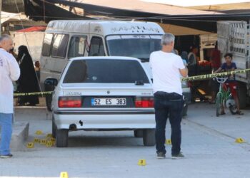 Pazar yerinde otomobili taradılar