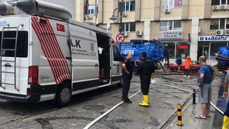 İstanbul Silivri’de cadde ve sokaklar göle döndü!