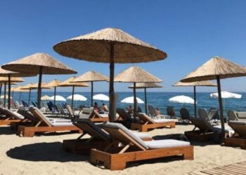 Plajda feci ölüm: Rüzgarda uçan şemsiyenin sapı göğsüne saplandı!