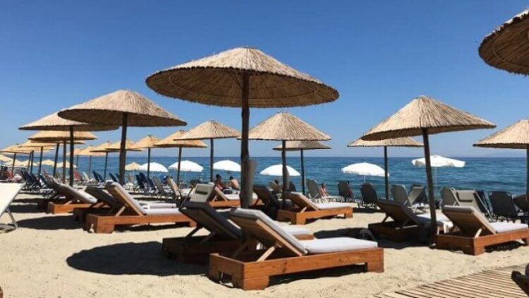 Plajda feci ölüm: Rüzgarda uçan şemsiyenin sapı göğsüne saplandı!