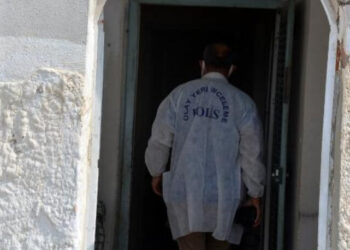 Polisin ihbarla gittiği evde anne ölü, oğlu ağır yaralı bulundu!