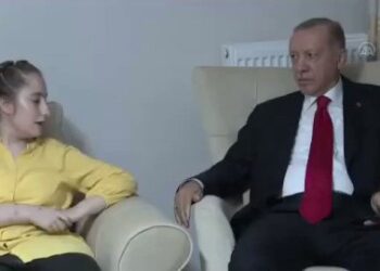 Erdoğan kendisine yazılan şiiri okudu, ‘sen miniciksin’ sözlerine böyle yanıt verdi