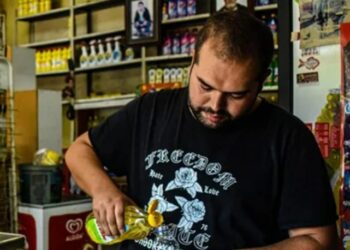 Bakkallarda bardakla sıvı yağ, kaşıkla salça dönemi başladı