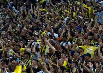 Gülşen’in tutuklanması Fenerbahçe tribünlerinde protesto edildi