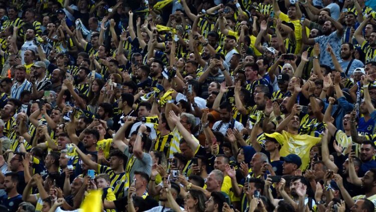 Gülşen’in tutuklanması Fenerbahçe tribünlerinde protesto edildi