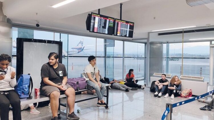 Olumsuz hava koşulları nedeniyle İstanbul’a inemeyen uçak İzmir’e indi