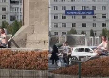 Sokak ortasında ‘açım’ diyerek kendini kesti