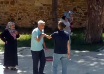 Baba-oğul bir oldu, kadını bıçakladı!