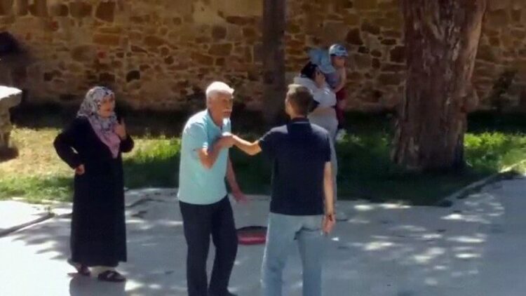 Baba-oğul bir oldu, kadını bıçakladı!