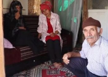 AFAD ‘oturulamaz’ raporu verdi: Evlerinin bahçesine çadır kurdular