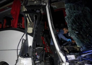 Yolcu otobüsü kaza yaptı: Ölü ve yaralılar var