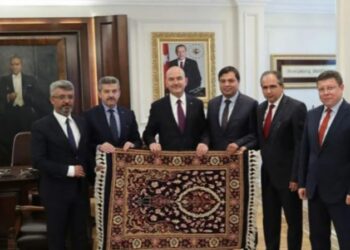Erdoğan’ın atadığı valiler, AKP’lilerle el ele bakanları ziyaret etti