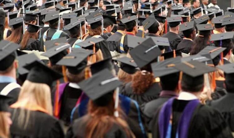 Üniversite mezunlarıyla ilgili ‘acı gerçek’: Lisansta 13, ön lisansta 14 ay!