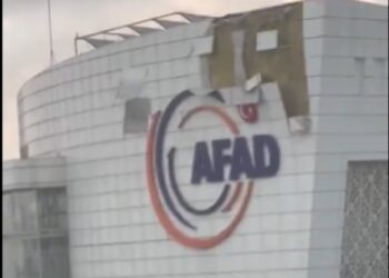 AFAD: Cami minaresi çöktü, camları kırılan lisedeki 4 öğrenci yaralandı