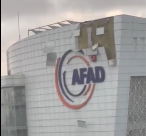 AFAD: Cami minaresi çöktü, camları kırılan lisedeki 4 öğrenci yaralandı