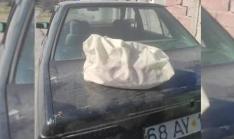 Aracın bagaj kapağında poşet içinde bebek bulundu!