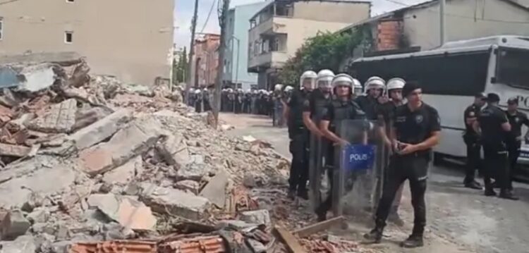 Beyoğlu Belediyesi polis zoruyla evleri boşalttı, 1 kişi kalp krizi geçirdi