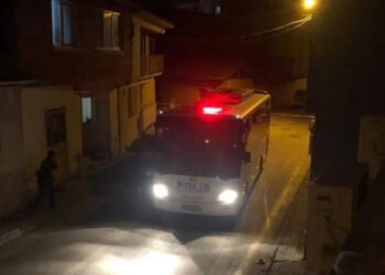 Ev sahibiyle kavga eden kiracı polisi vurup intihar etti