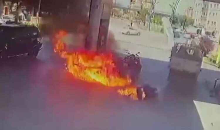 Benzin doldururken çakmağını yaktı, alevler içinde kaldı