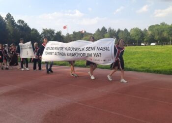 ODTÜ’lü öğrencilerden Devrim Stadyumu’nda mezuniyet töreni