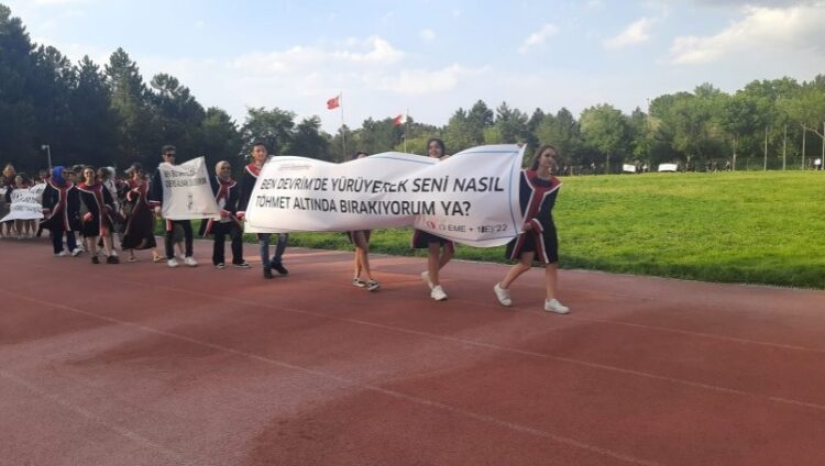 ODTÜ’lü öğrencilerden Devrim Stadyumu’nda mezuniyet töreni