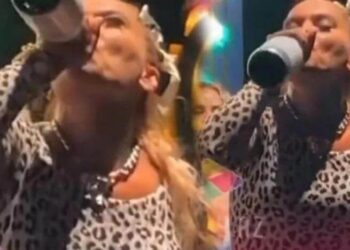 Demet Akalın beğenmediği şampanyayı garsonun üzerine döktü