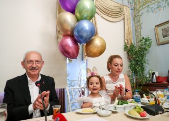 Kılıçdaroğlu, Gezi Aileleri ile doğum günü kutladı