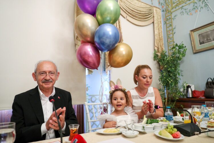 Kılıçdaroğlu, Gezi Aileleri ile doğum günü kutladı