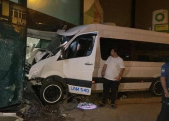 Öksürük krizi tuttu, minibüsüyle bankaya girdi