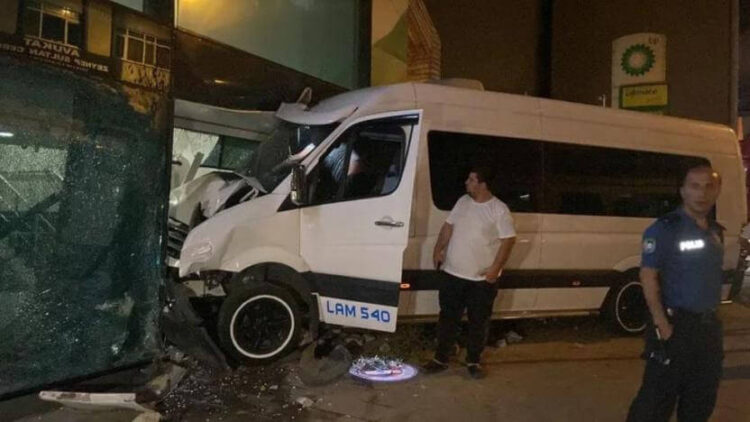 Öksürük krizi tuttu, minibüsüyle bankaya girdi