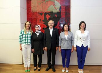 Kılıçdaroğlu, 90 bininci yeni kadın üyeye rozetini taktı