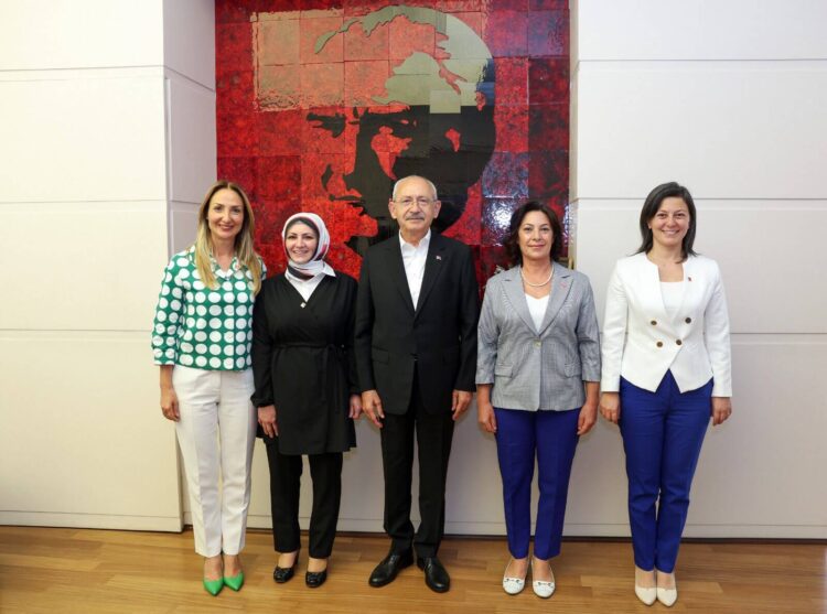 Kılıçdaroğlu, 90 bininci yeni kadın üyeye rozetini taktı