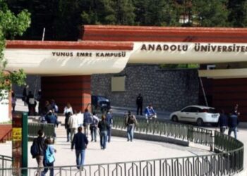 Anadolu Üniversitesi’nde kadın çalışanlara etek boyu ‘uyarısı’