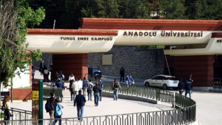 Anadolu Üniversitesi’nde kadın çalışanlara etek boyu ‘uyarısı’