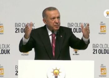 Erdoğan: AKP ülkeyi uçurumun kenarından kurtarmıştır