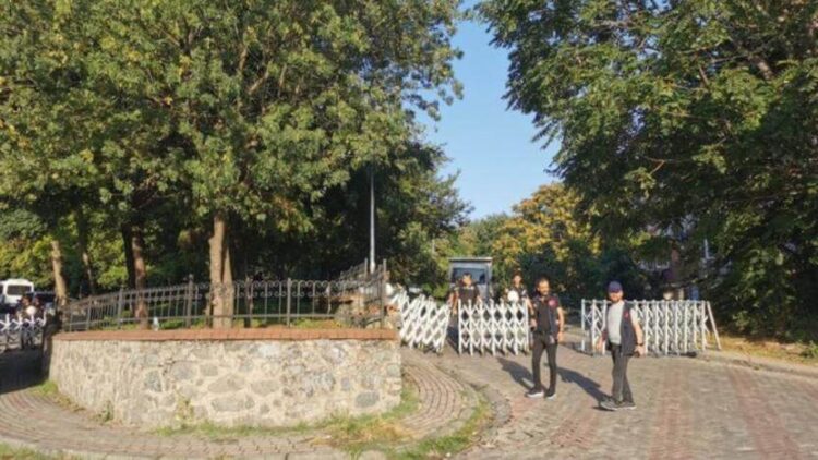 Tozkoparan’a sabah baskını: Çevik kuvvet ve iş makinaları mahalleye girdi