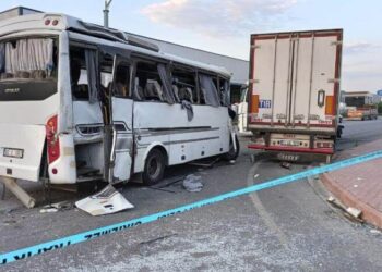 İşçi servisi ile tır çarpıştı: Ölü ve yaralılar var
