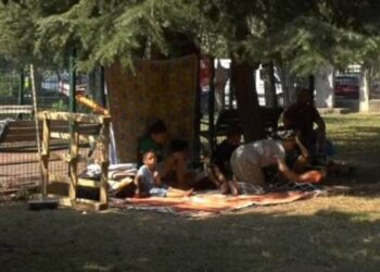5 çocuklu aile kirayı ödeyemedi, sokağa atıldı: ‘Çocuklarım yara bere içinde’
