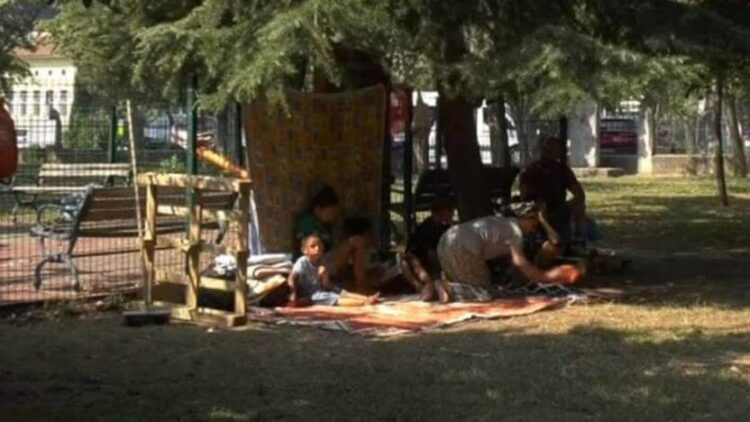 5 çocuklu aile kirayı ödeyemedi, sokağa atıldı: ‘Çocuklarım yara bere içinde’