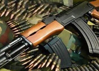 Genç kadın kendisini darp eden sevgilisini kalaşnikofla rehin aldı