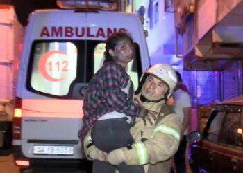 Bağcılar’da yangın! 5’i çocuk 11 kişi kurtarıldı