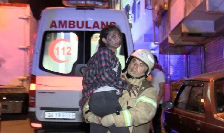 Bağcılar’da yangın! 5’i çocuk 11 kişi kurtarıldı