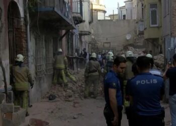 İstanbul’da bina çöktü: Olay yerine çok sayıda sağlık ekibi ve itfaiye sevk edildi