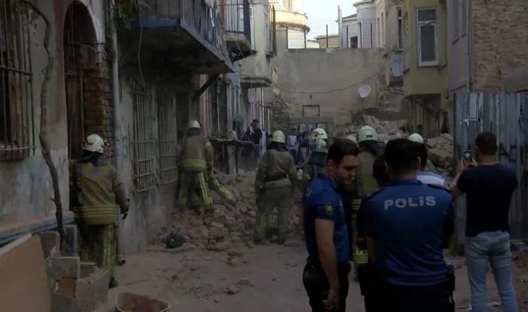 İstanbul’da bina çöktü: Olay yerine çok sayıda sağlık ekibi ve itfaiye sevk edildi