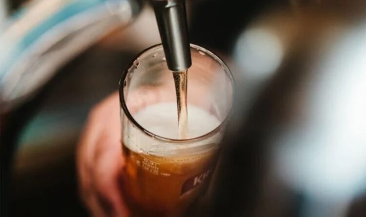 Eşiyle içki masasında fotoğraf paylaştı diye önce maaşı düşürüldü, sonra sürgün edildi