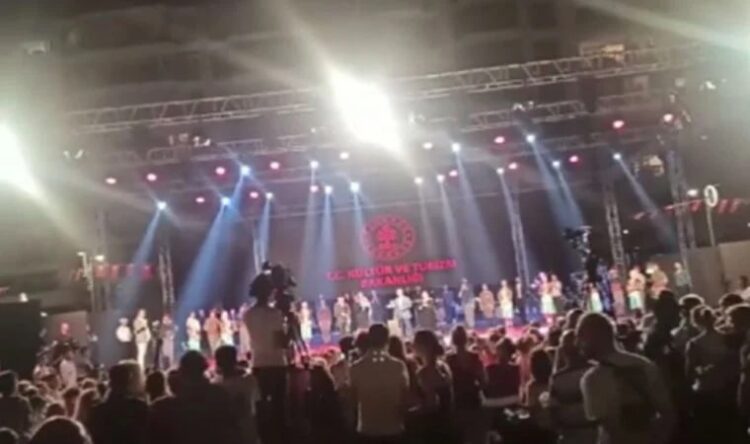 Atatürk’ü anmayan vali yuhalandı