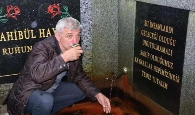 Zehirli su için kuyruğa girdiler