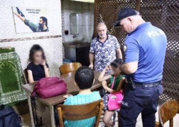 Çocuklarını kebapçıya bırakıp kayboldu