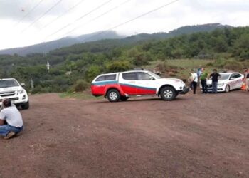 Dereye uçan araçta can verdiler